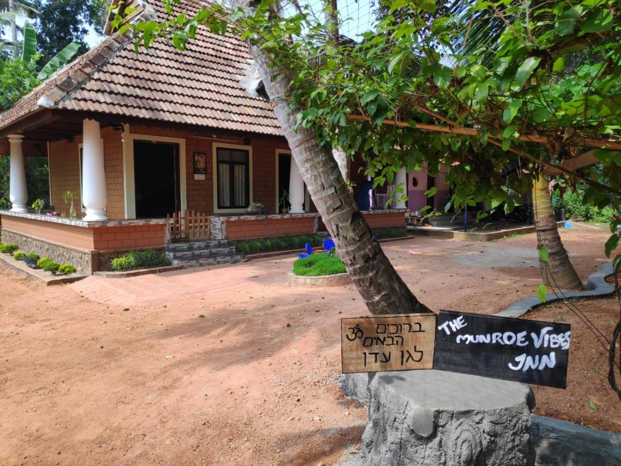 The Munroe Vibes Inn Mundrothuruth Ngoại thất bức ảnh