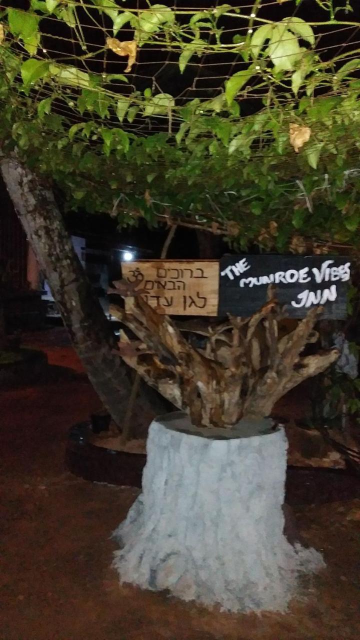 The Munroe Vibes Inn Mundrothuruth Ngoại thất bức ảnh